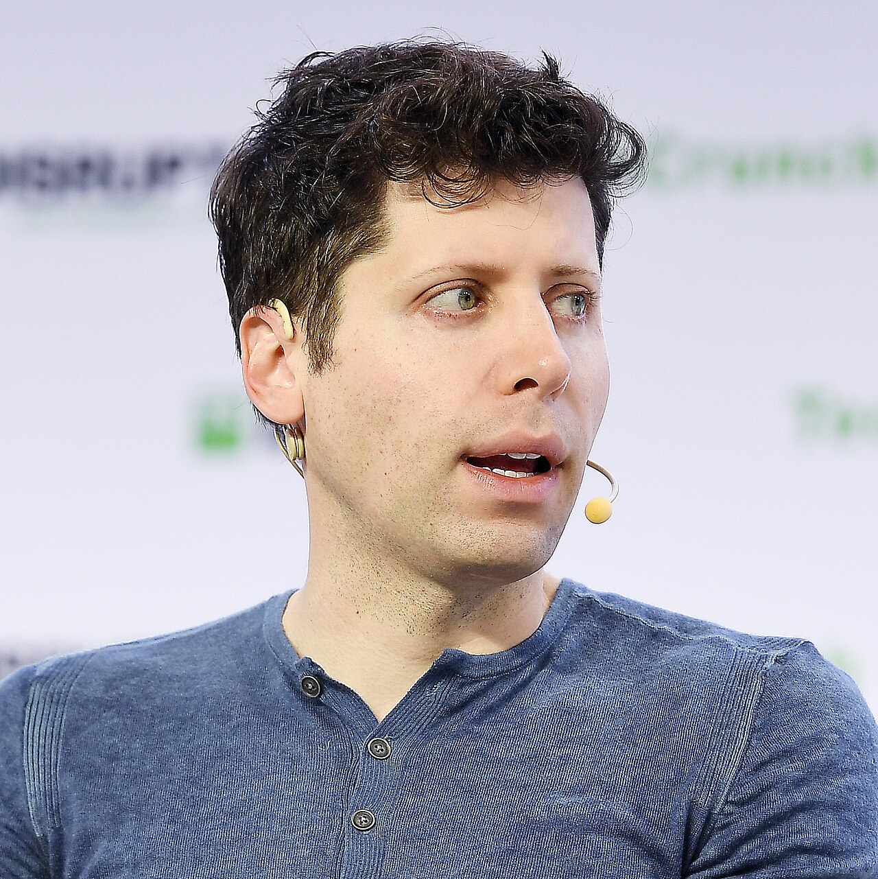 OpenAI 執行長奧特曼（Sam Altman）在科技峰會上演講