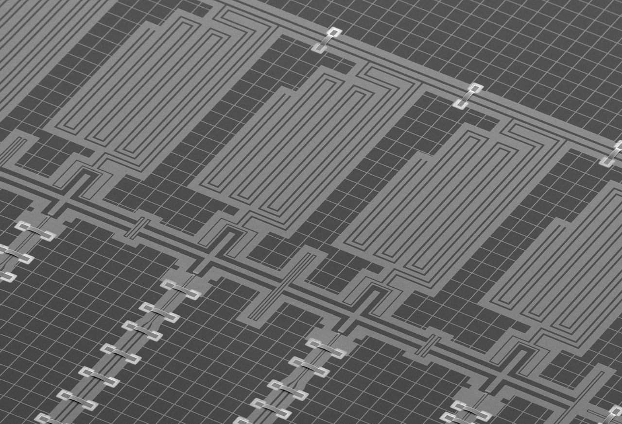 AI 代理走出螢幕:Anthropic 發表「模型硬體標準」,Claude 親手操作量子電腦與機械手臂 4 超導量子位元晶片的掃描式電子顯微鏡影像
