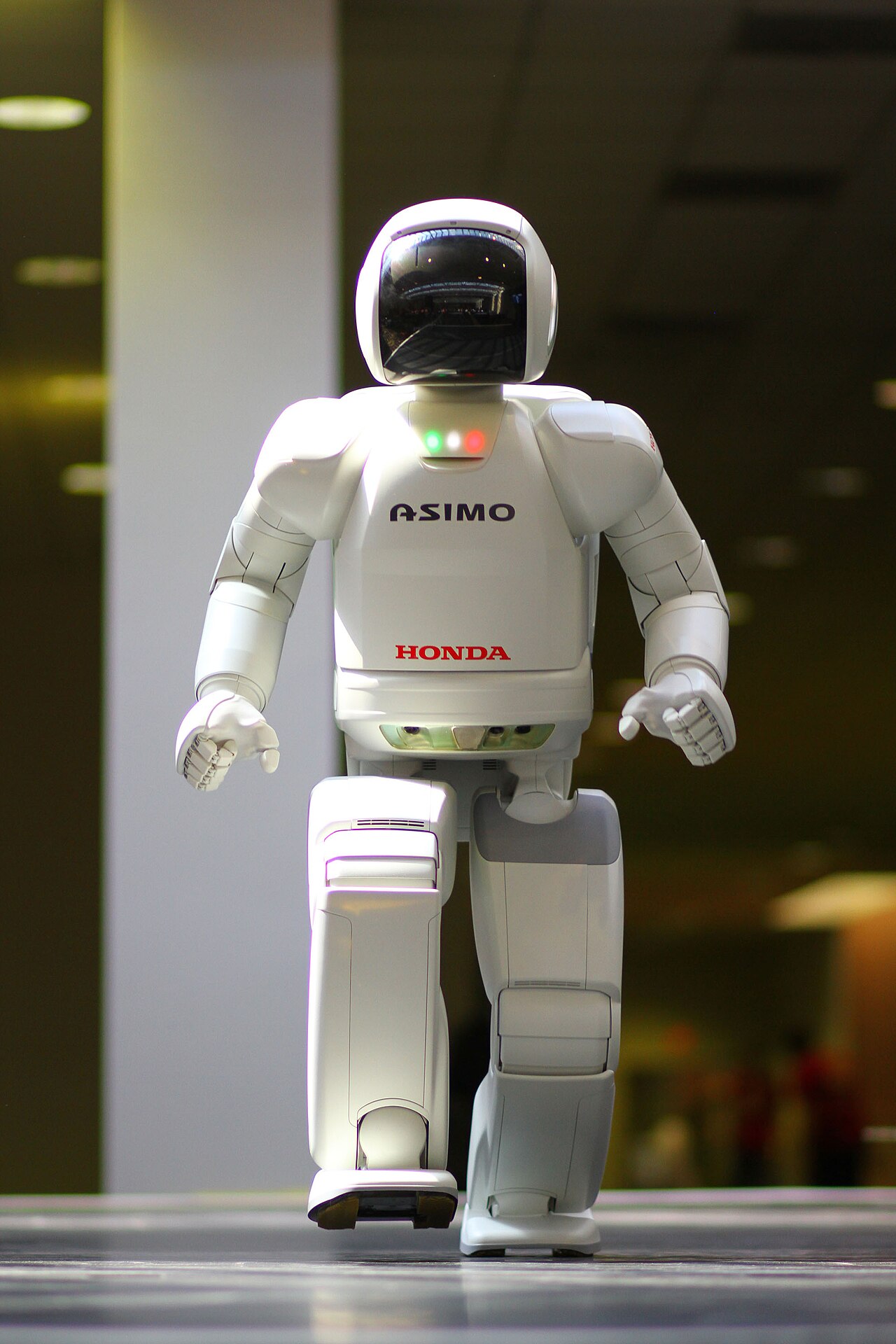 本田 ASIMO 人形機械人在工廠中展示