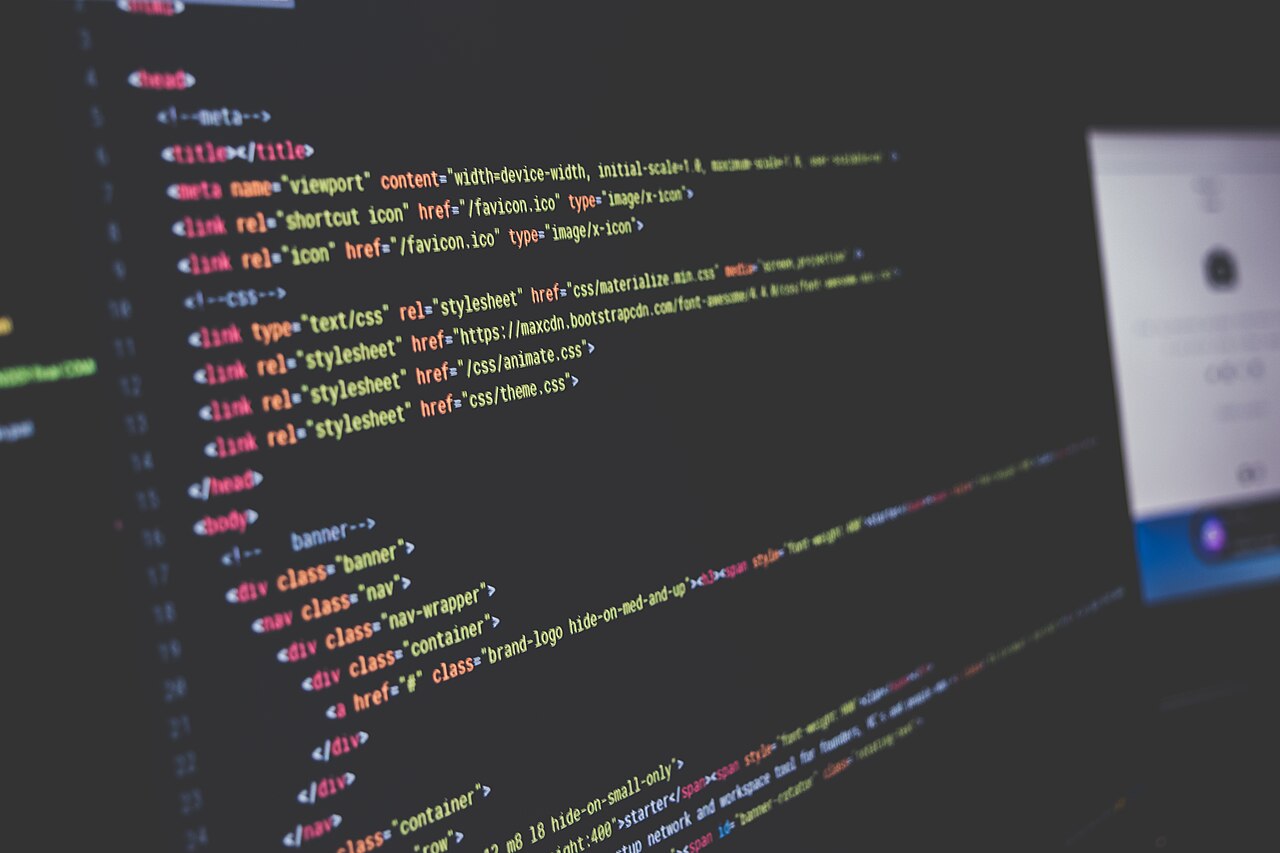 螢幕上嘅 HTML 同 CSS 程式碼，代表 AI 模型分析軟件漏洞嘅能力