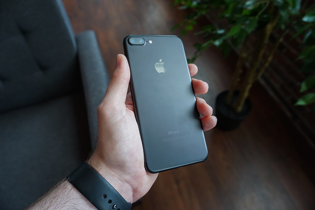 手持 iPhone 智慧手機