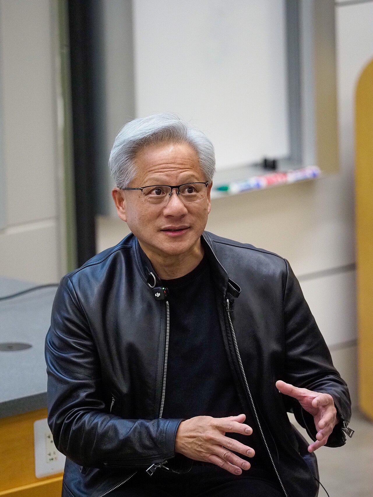 輝達創辦人兼執行長黃仁勳在史丹佛大學演講