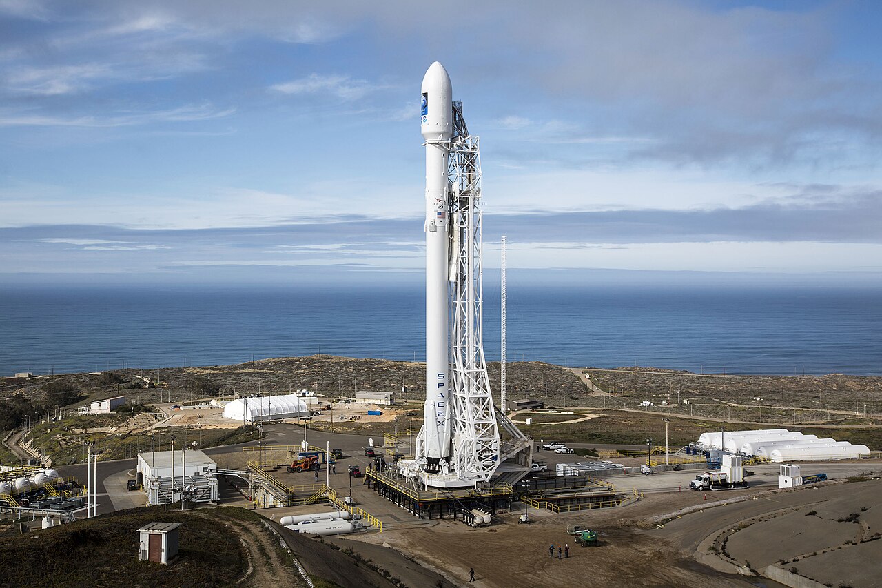SpaceX Falcon 9 火箭在發射台上矗立待發